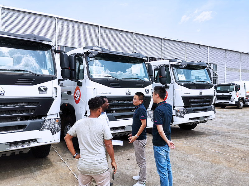 中国重汽技术人员发现问题并对卡车进行维修，将质量反馈发送给质量部，并将结果返回给客户。